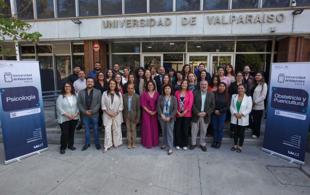 Grupo de personas posando frente a la entrada de la Universidad de Valparaíso.