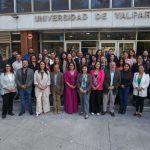 Grupo de personas posando frente a la entrada de la Universidad de Valparaíso.